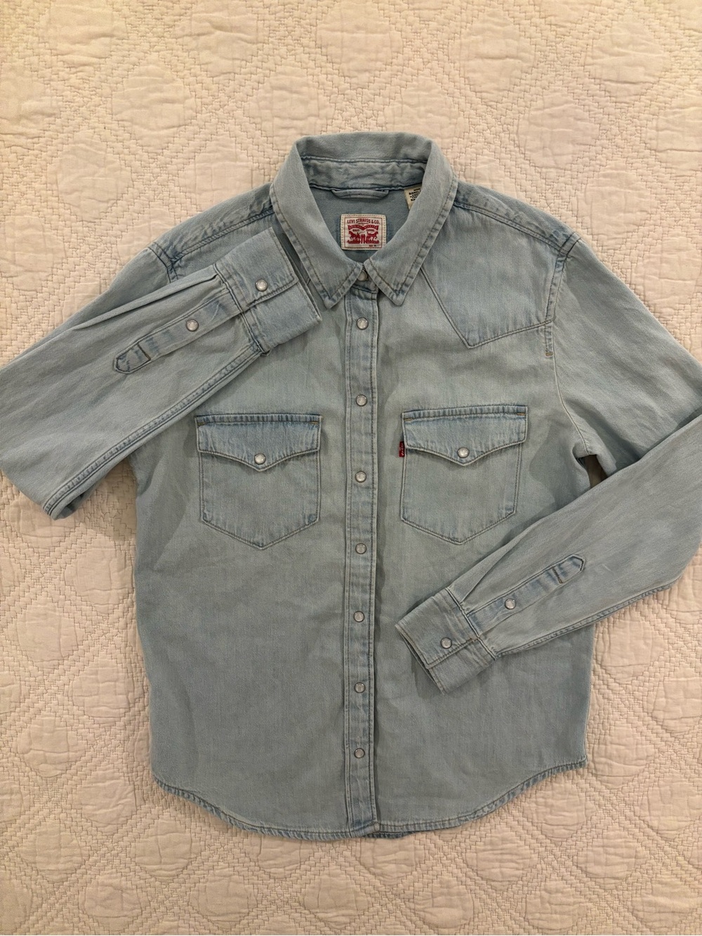 Levis Denim Pearl Snap Button Up Shirt Womens XS Long Sleeve Light Wash Western